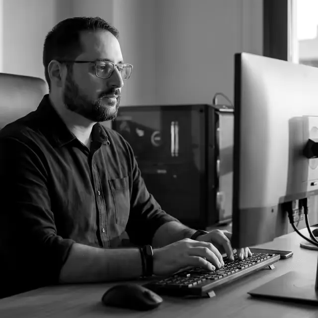 Luis Andreu Orenes trabajando en su mesa